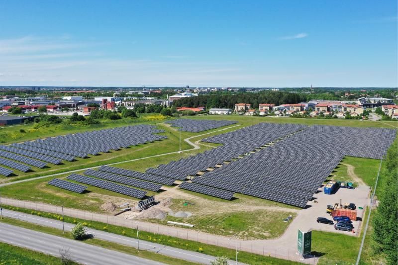 Flygbild över Solpark Fyrislund i Uppsala med rader av solpaneler
